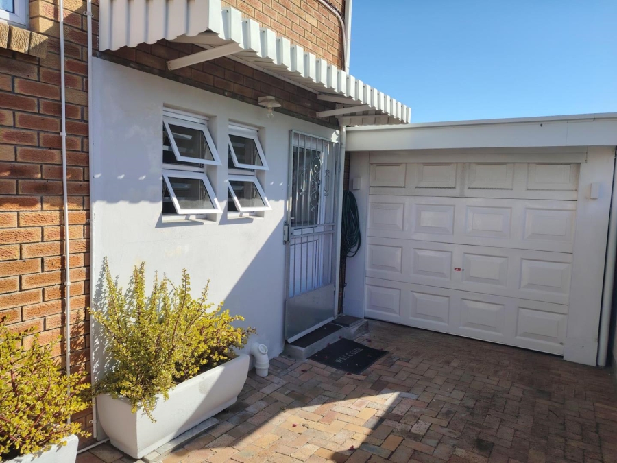 To Let 2 Bedroom Property for Rent in Protea Heights Western Cape